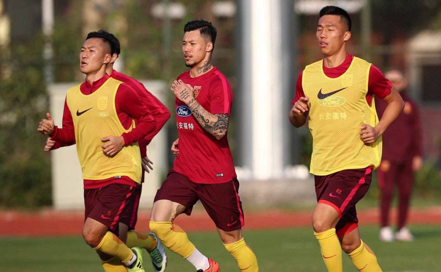 包含冲刺阶段上海久事调整名单以备中超；防线松动环节打磨；压力陡增；年轻球员得到机会的词条-九游体育官网