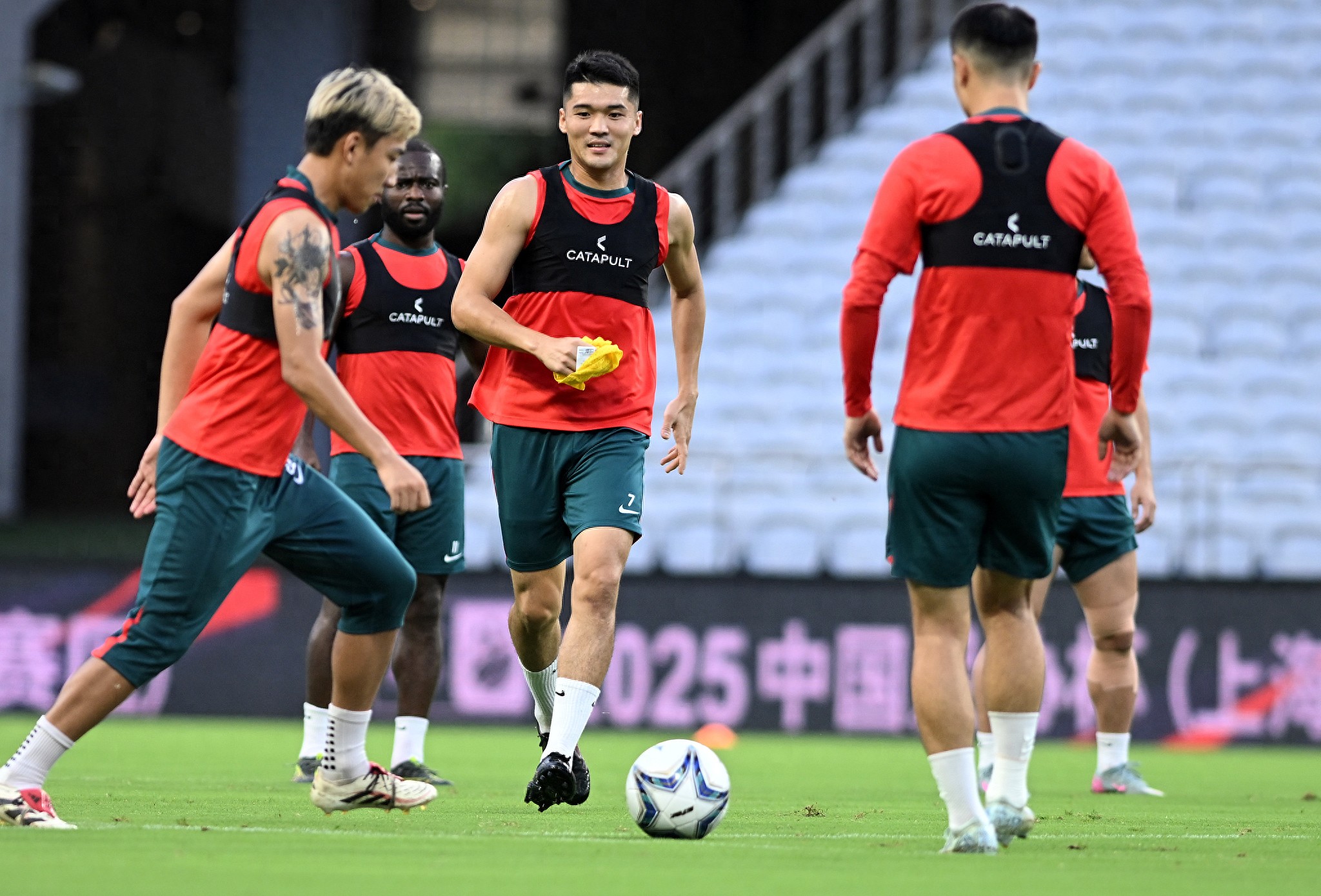 关键时刻中超焦点战，山东泰山状态回暖，球迷炸锅，身体对抗强度拉满的简单介绍-九游娱乐